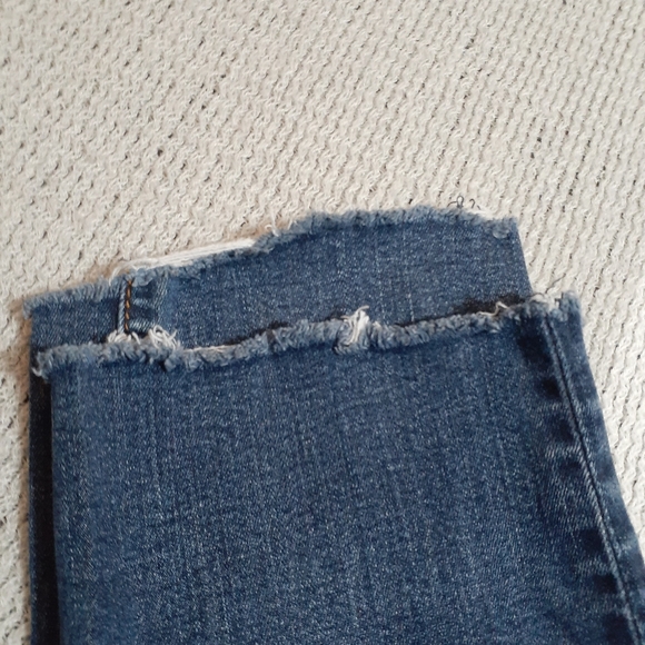 Level 99 Jean's size 26. Blue distressed cropped - Picture 5 of 8